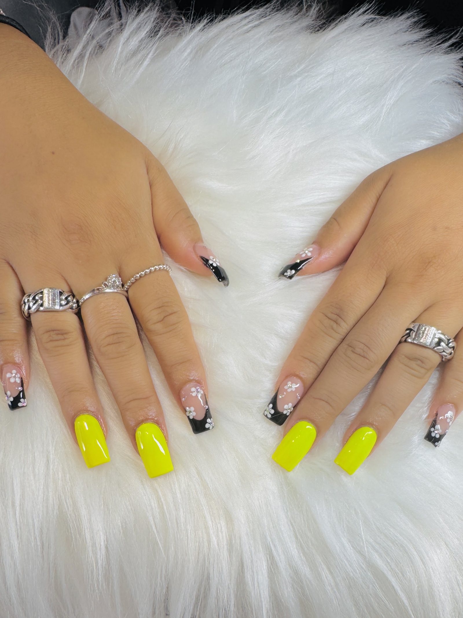 Neongele en zwarte French tips met kleine bloemetjes