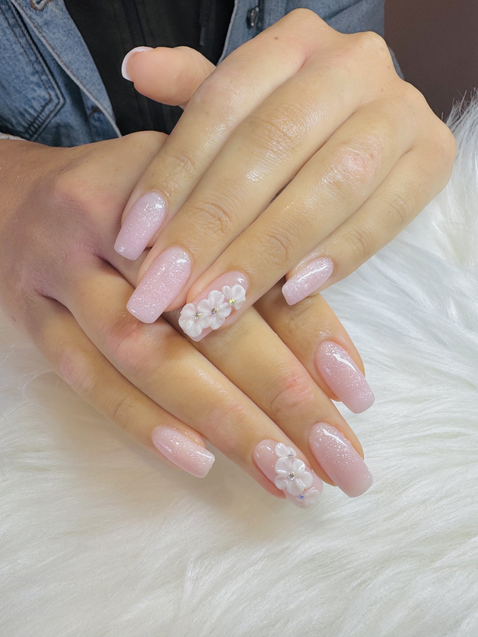 Melkroze nagels met witte 3D bloemetjes