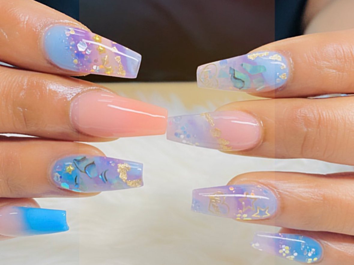Lange coffin nagels met lila en blauwe aquarium-art en goudvlokjes
