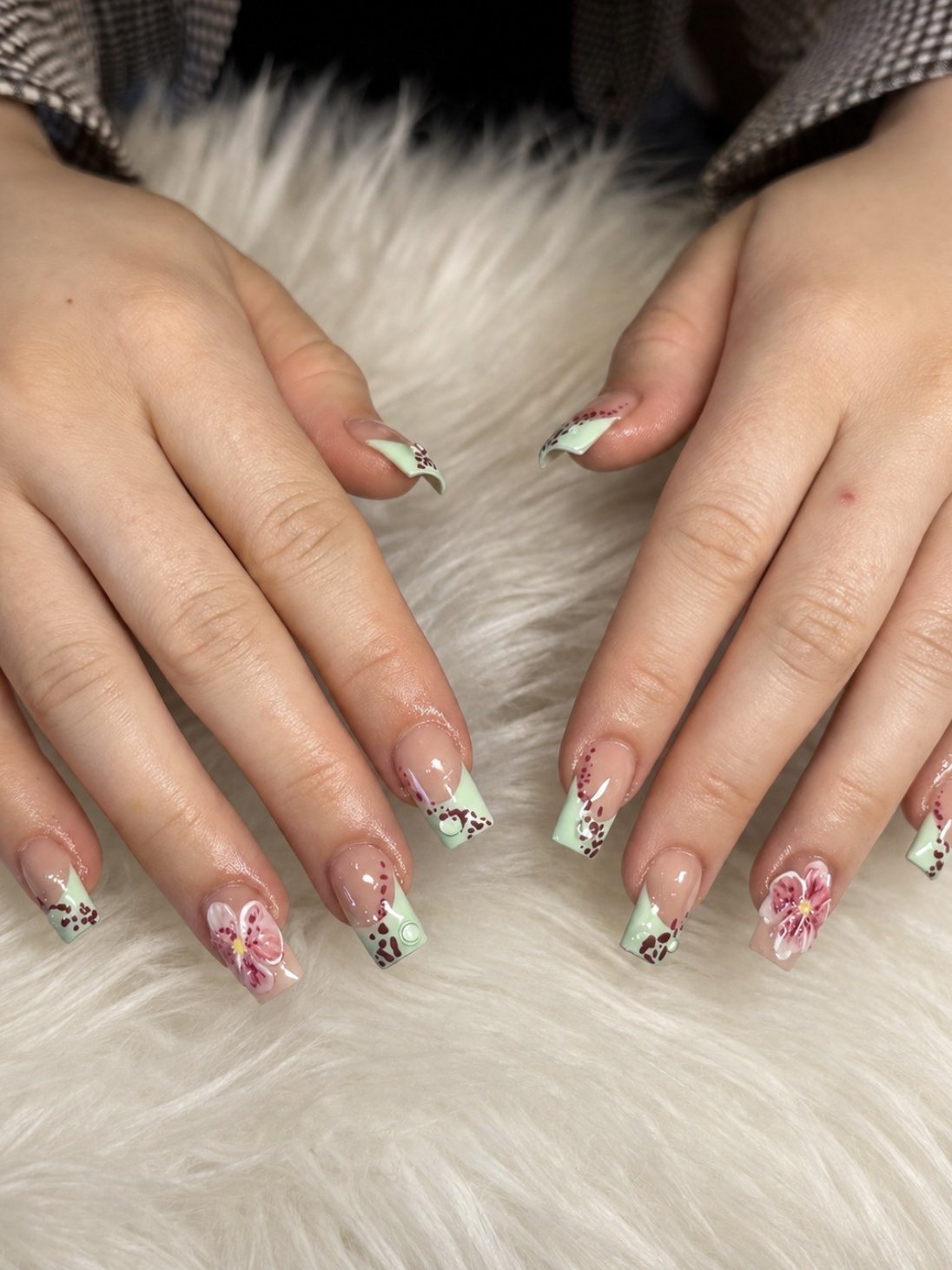 French tips met kleine bloem-art op lange nagels