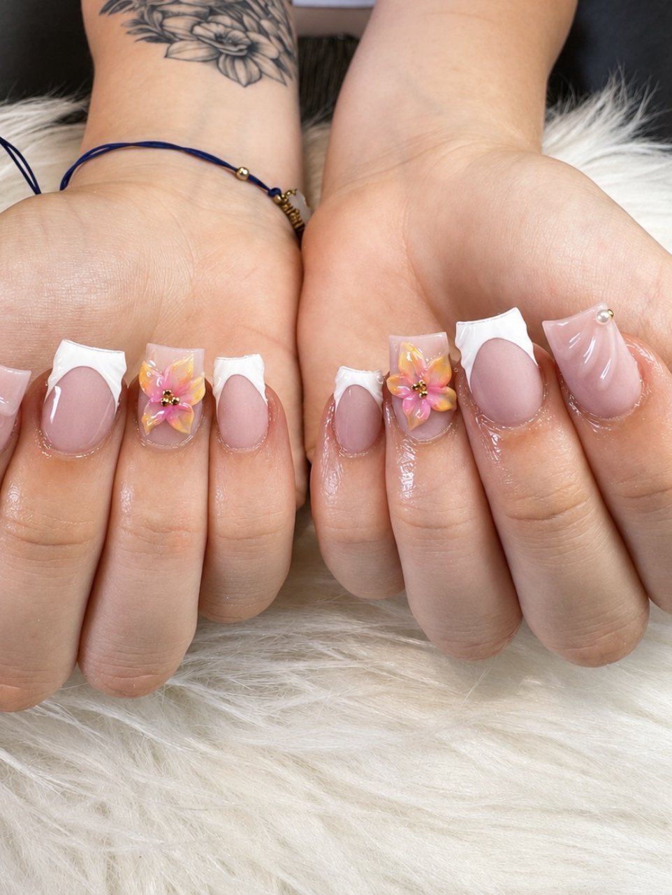 Nude nagels met witte French tips en 3D bloemetjes