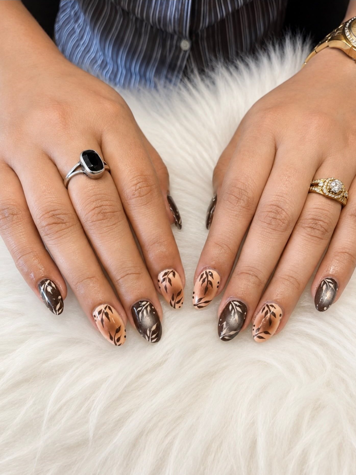 Bruine en nude nagels met geschilderde blaadjes