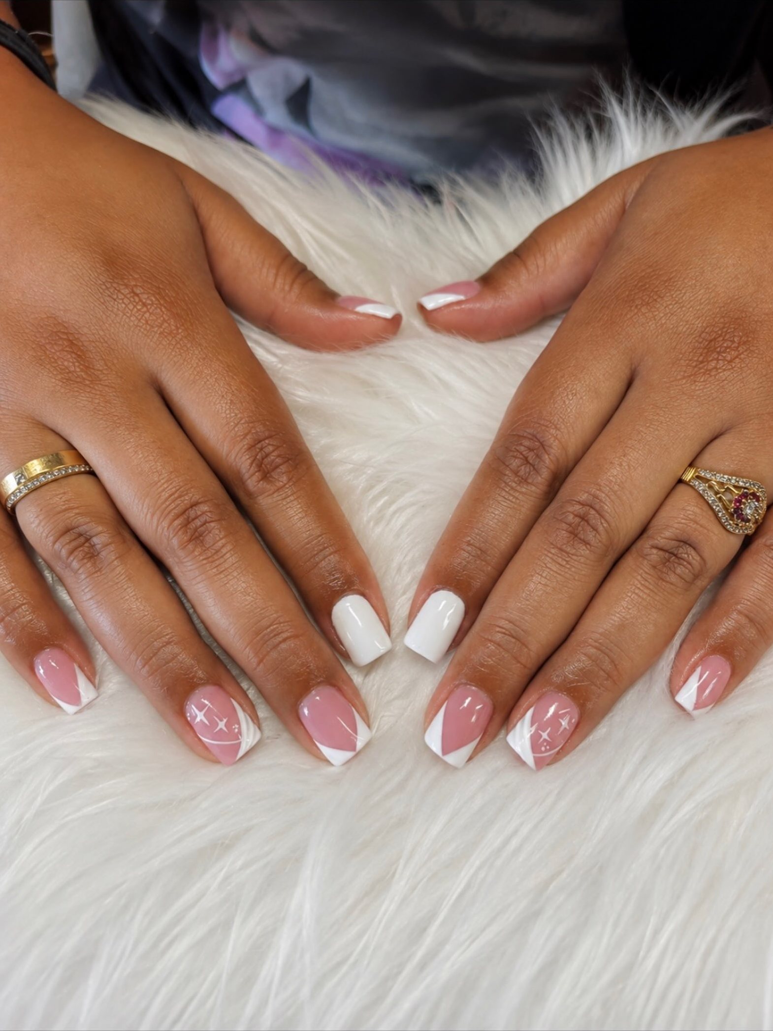 Korte nude nagels met witte French en sterretjes