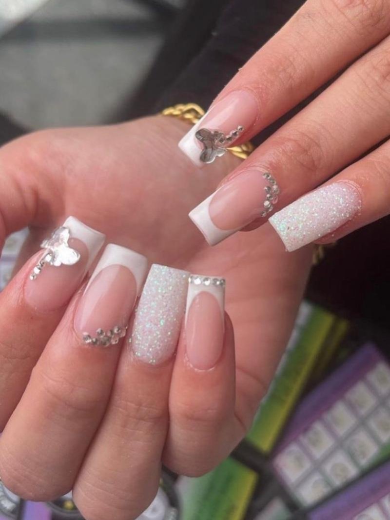 Witte French met glitter en een vlindertje