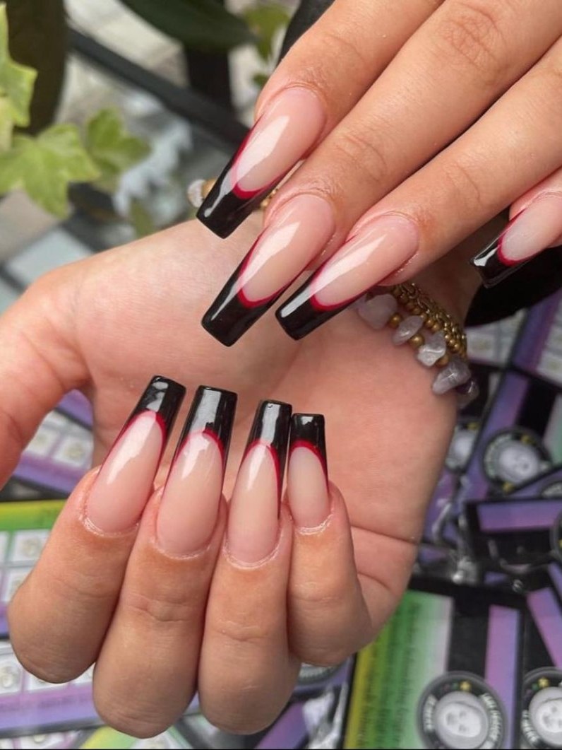 Lange coffin nagels met een zwart en rode French