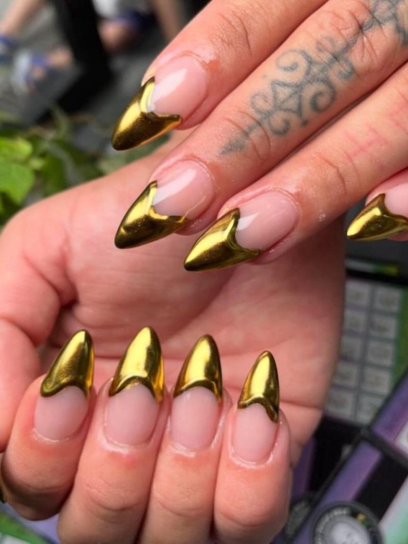 Gouden chrome French op lange amandelnagels
