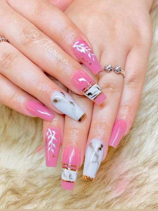 Roze en witte marmernagels met goud