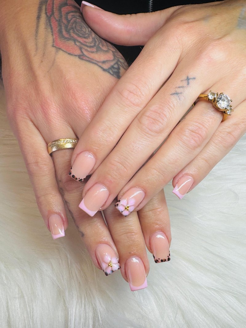 Nude nagels met stipjes en een bloemetje