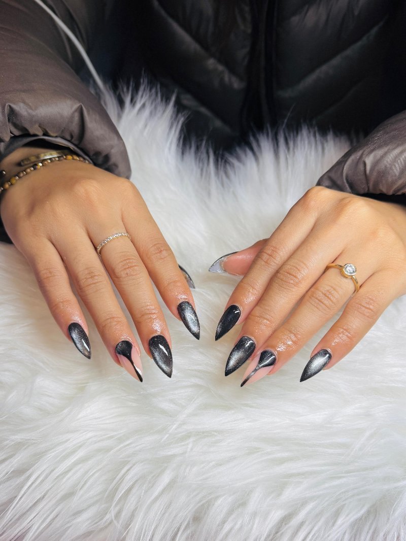Stiletto nagels met zwarte chrome ombre