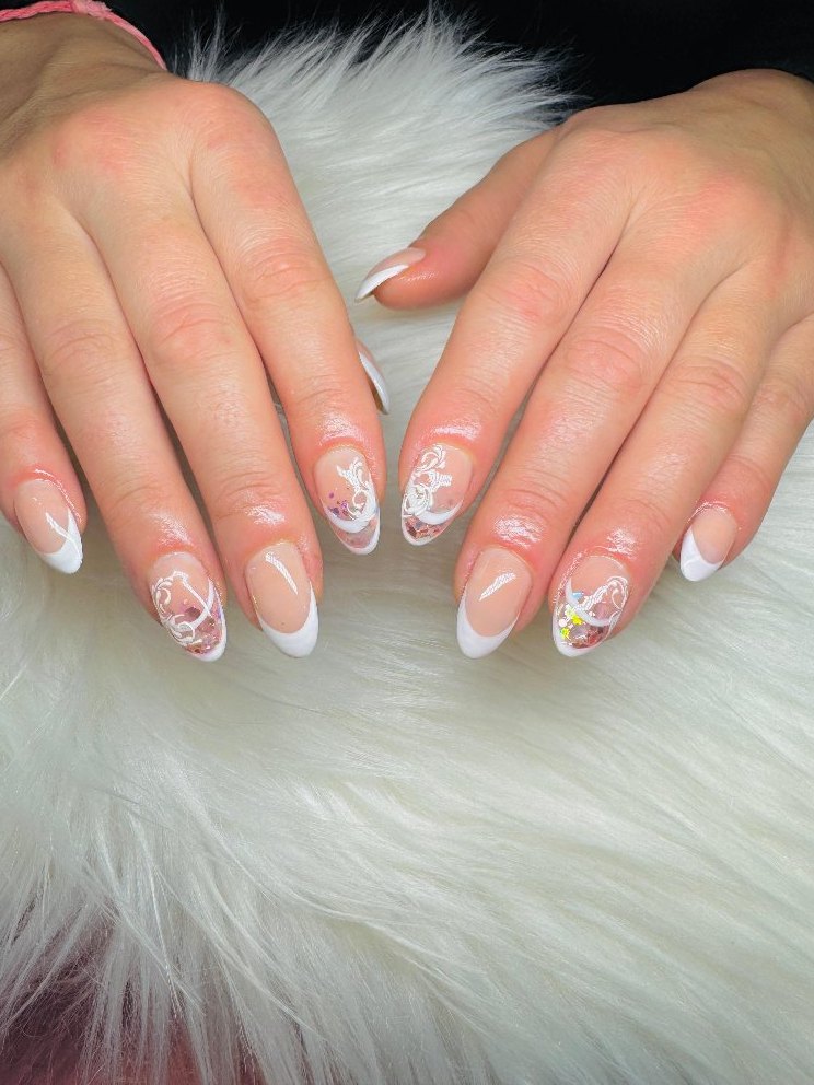 Nude nagels met witte French en bloemetjes